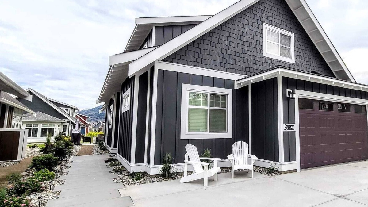 Okanagan-Similkameen Cottage | Breathe, Unwind, Explore - Beautiful and inviting cottage, steps from the lake