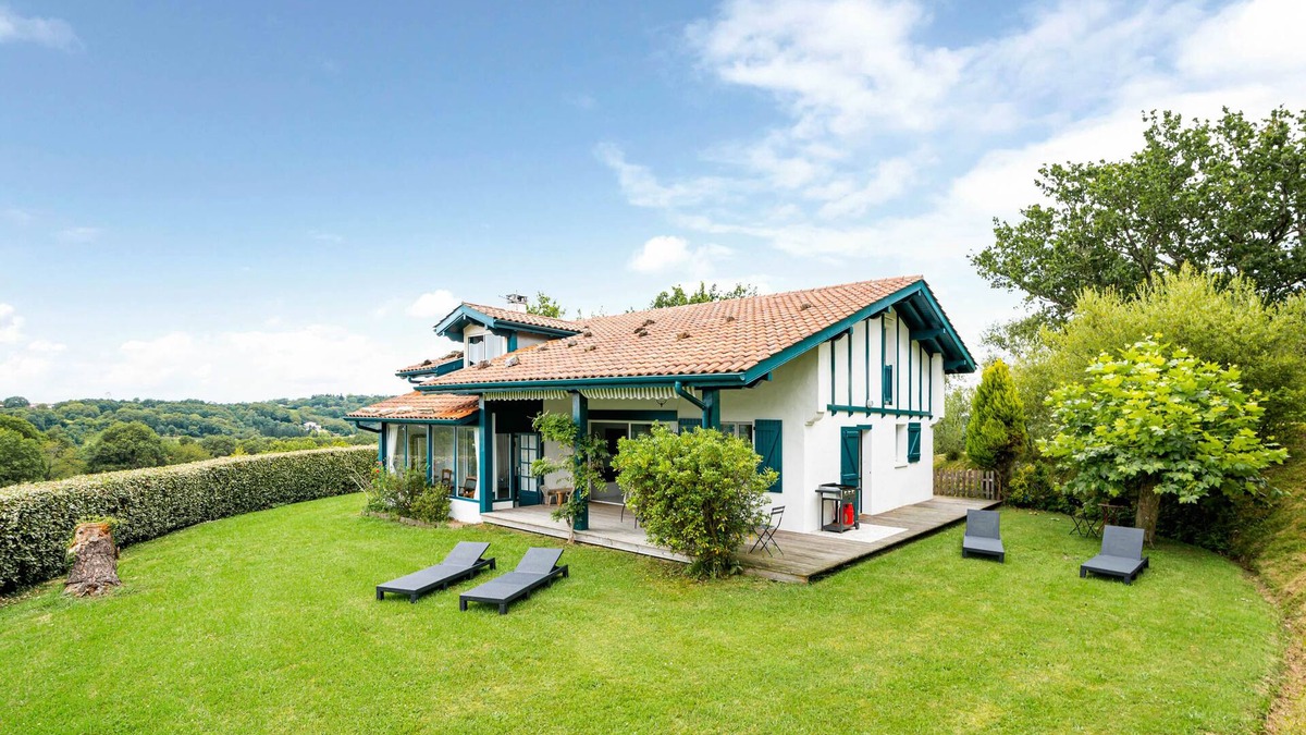 Saint-Pee-sur-Nivelle House | Breathtaking view of the Pyrenees and the Rhune ! Hillside house