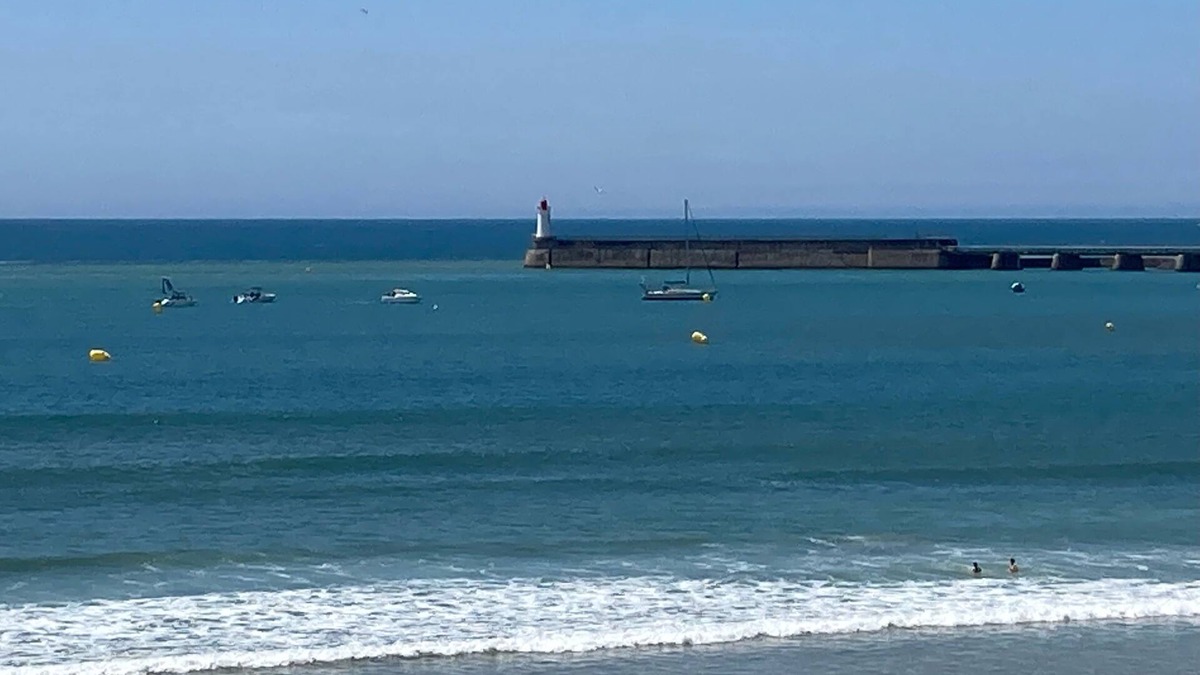 Les Sables d'Olonne Apartment | Breathtaking view furnished apartment balcony/terrace facing the sea