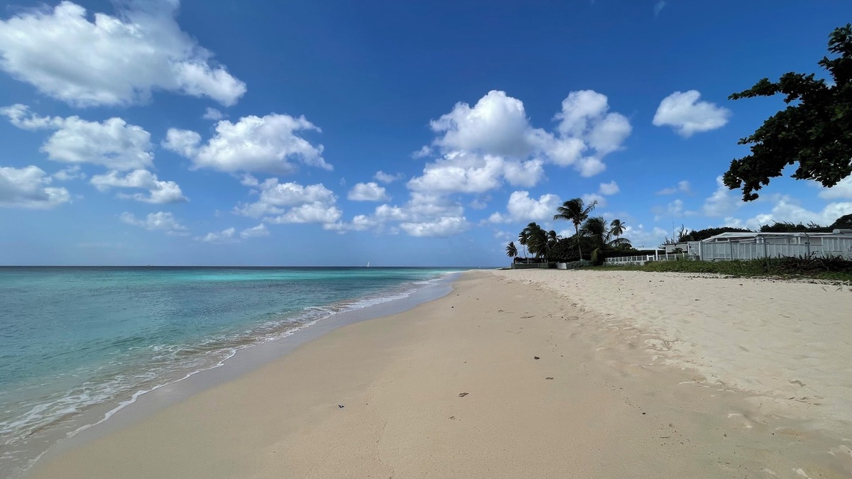 Spring Garden Apartment | Breathtaking Beachfront Apartment - FREE Wi-Fi