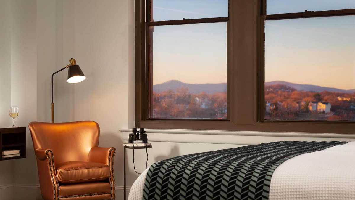 Roanoke Hotel | Breathtaking City Views -Free Wifi -Historic Hotel Close to Restaurants & More!