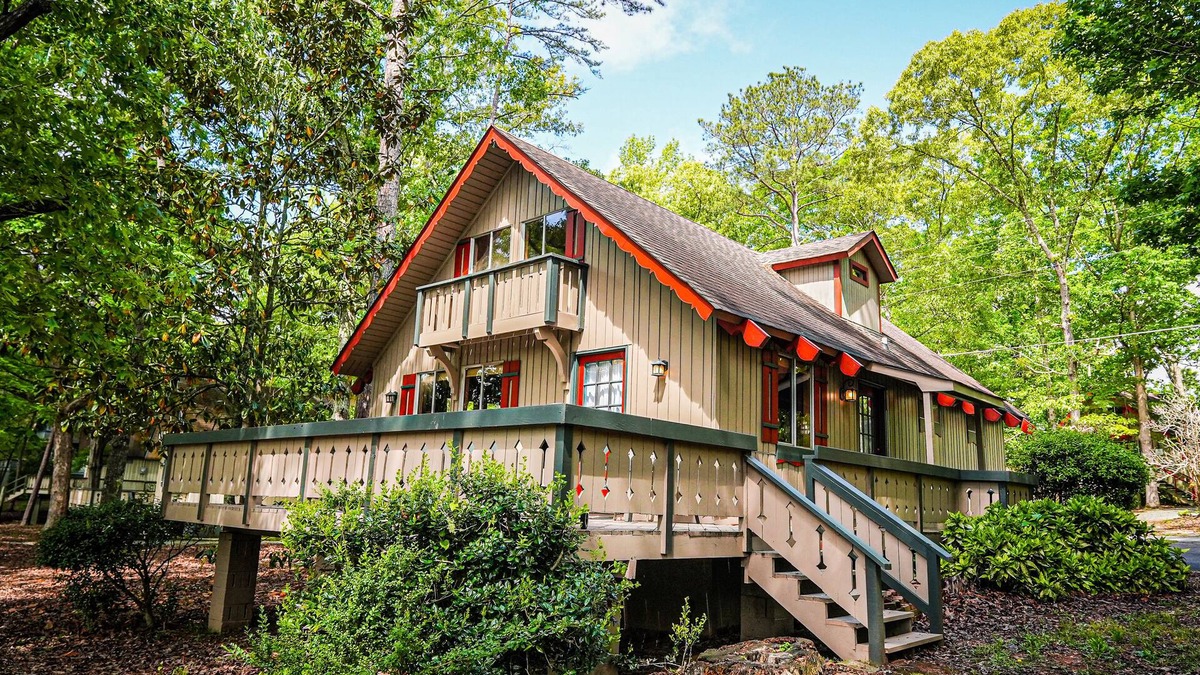 Pine Mountain House | Breathtaking Dog friendly chalet within walking distance of all amenities