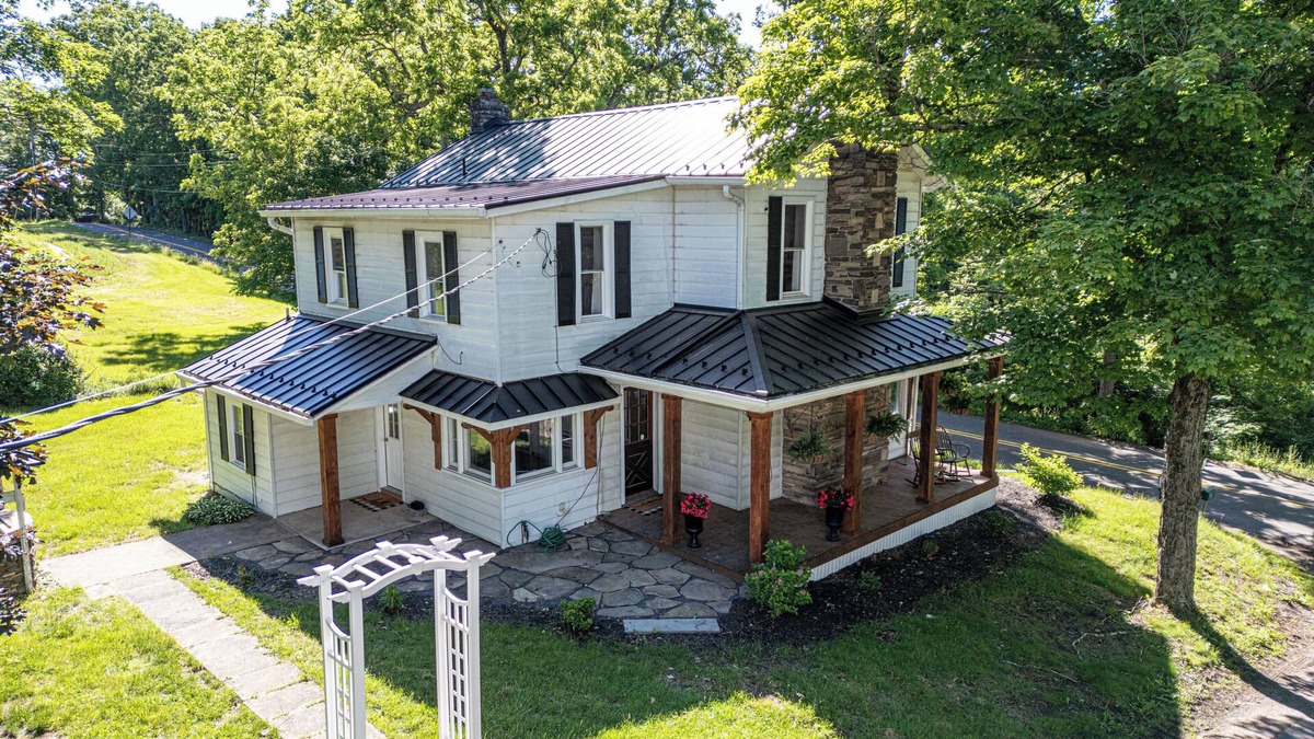 Cambra Other | Breathtaking farmhouse with 4 bedrooms, Fishing, Kayaking, 6 acre pond!