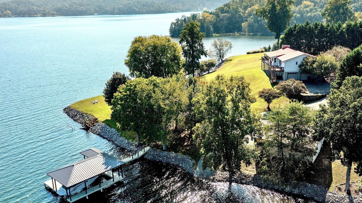 Ten Mile House | Breathtaking Lake Views | Private Boat Ramp, Sleeps 12!