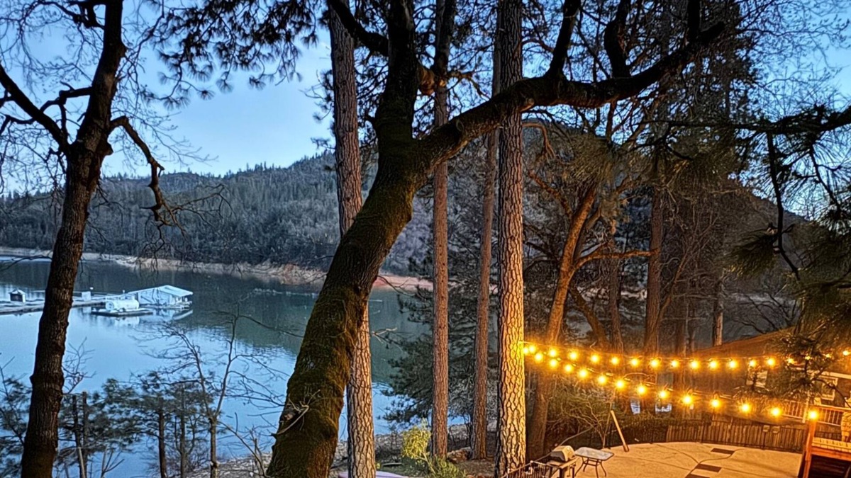 Lakehead House | Breathtaking Lakefront Havin, Remodeled, Hot Tub - Shasta Lakeshore Retreat #10