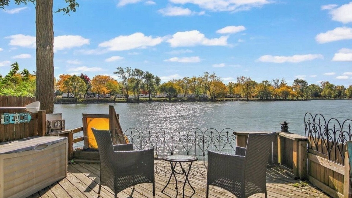 Manteno House | Breathtaking Lakefront Retreat- Manteno Lake House