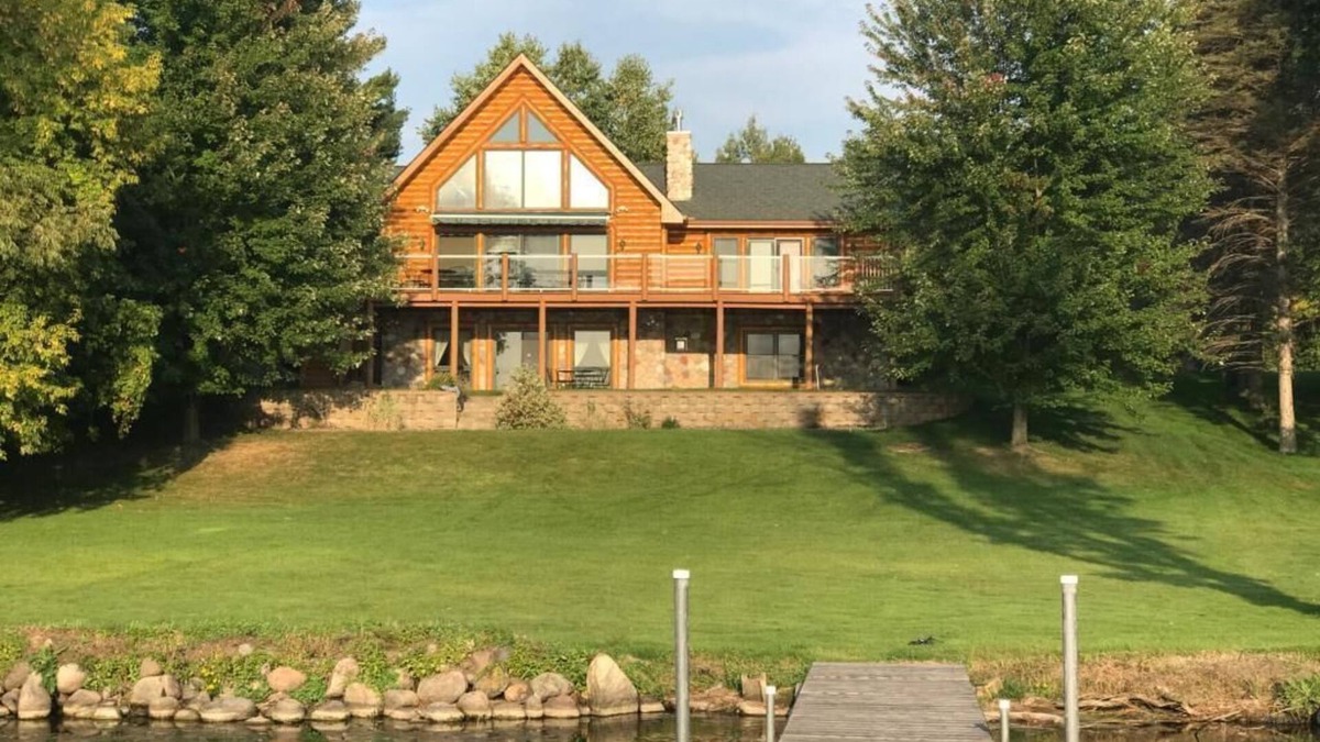 Rush City House | Breathtaking Lakeside Log Cabin with Spacious Patio/Deck feat. Gorgeous Views