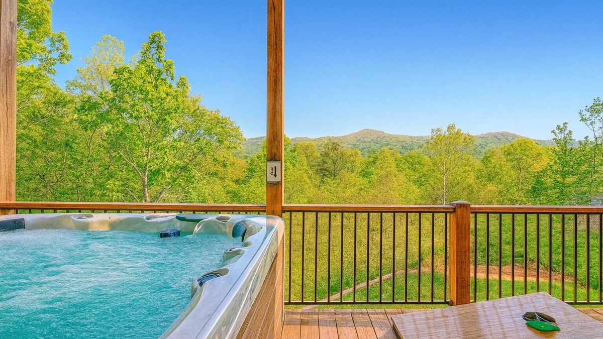 Cleveland Cabin | Breathtaking Mountain Views, Hot Tub, Pool Table, Arcade, & Pet Friendly
