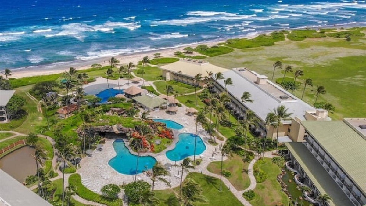 Hanamaulu Condo | Breathtaking Oceanfront Resort, 4 pools, 2 Jacuzzis and Restaurants on Site