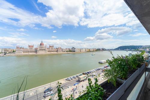 Vizivaros Apartment | Breathtaking Panorama view 3Br Balcony