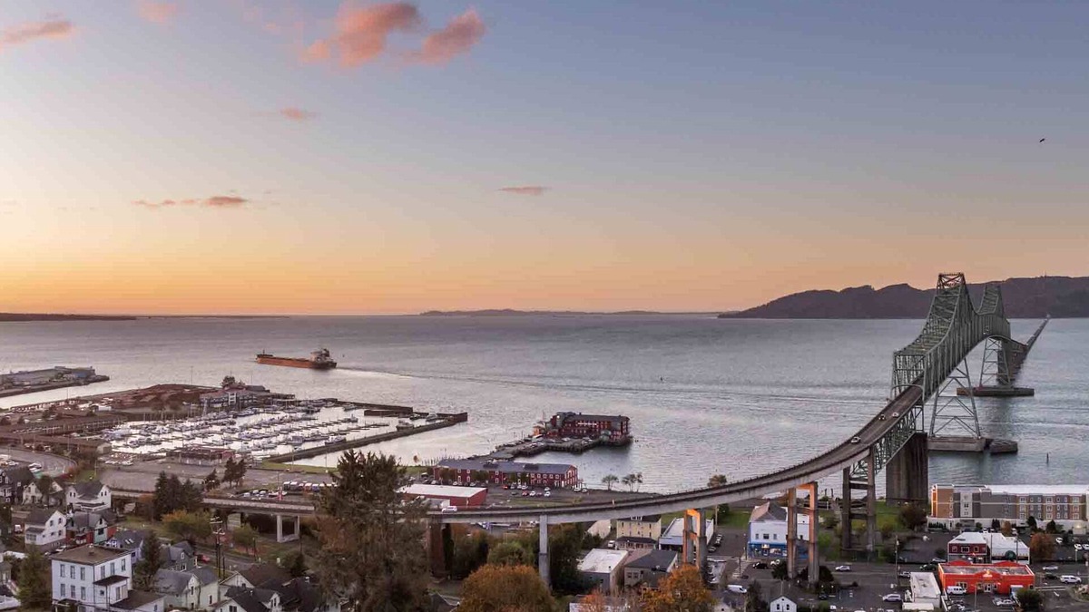 Astoria House | Breathtaking Panoramic Views of the Columbia River and Bridge, Pet Friendly, Open Layout, Great Deck