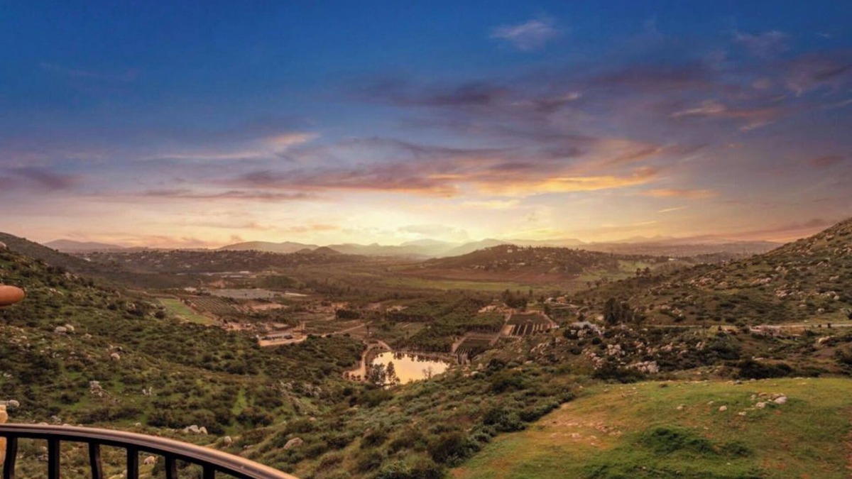 San Diego County House | Breathtaking retreat in the wine country close to Safari Park, shopping, dining!
