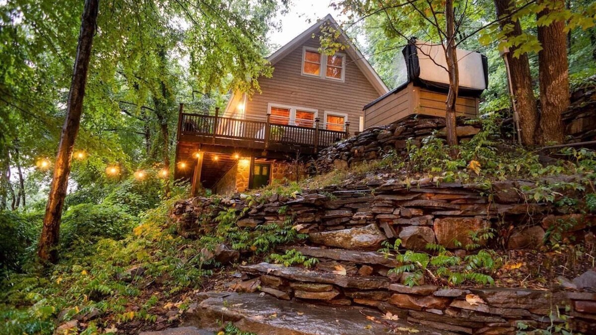 Sparrow Bush Cabin | Breathtaking River Views · The Hawks Nest Cabin