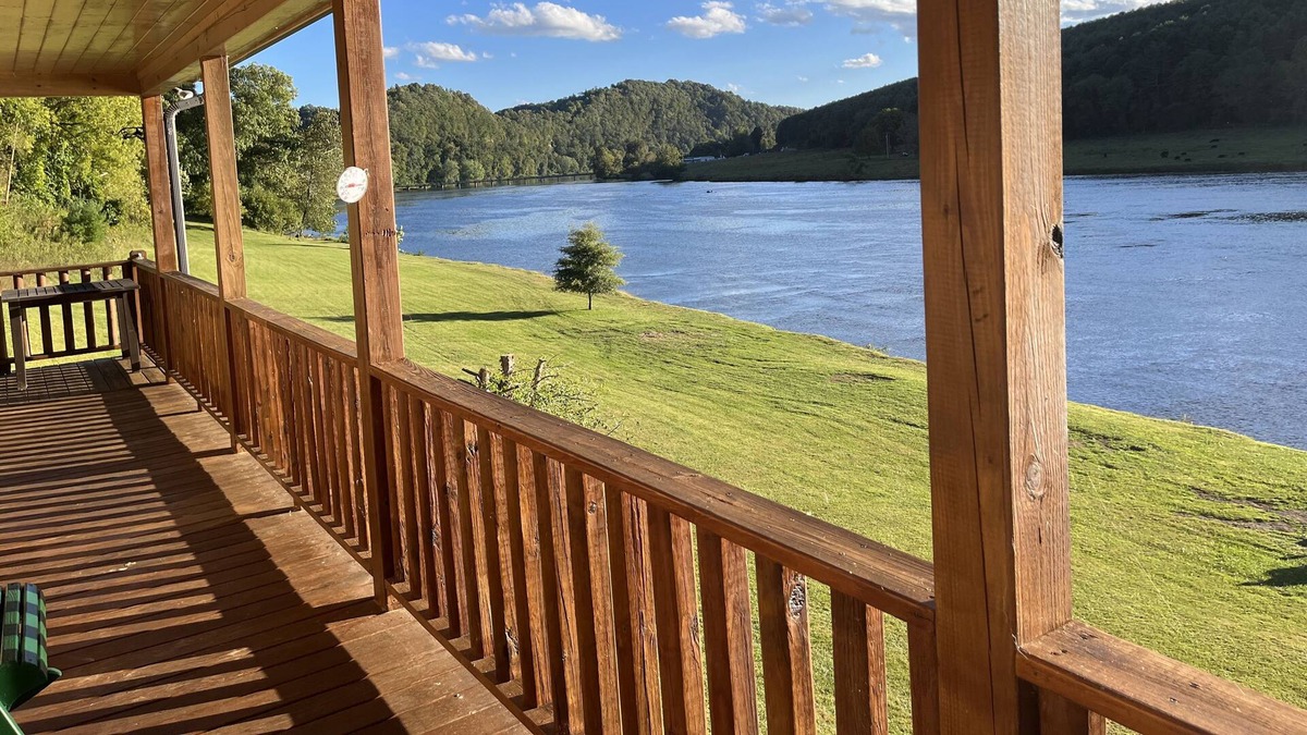 Galax Cabin | Breathtaking River View/Cozy Log Cabin