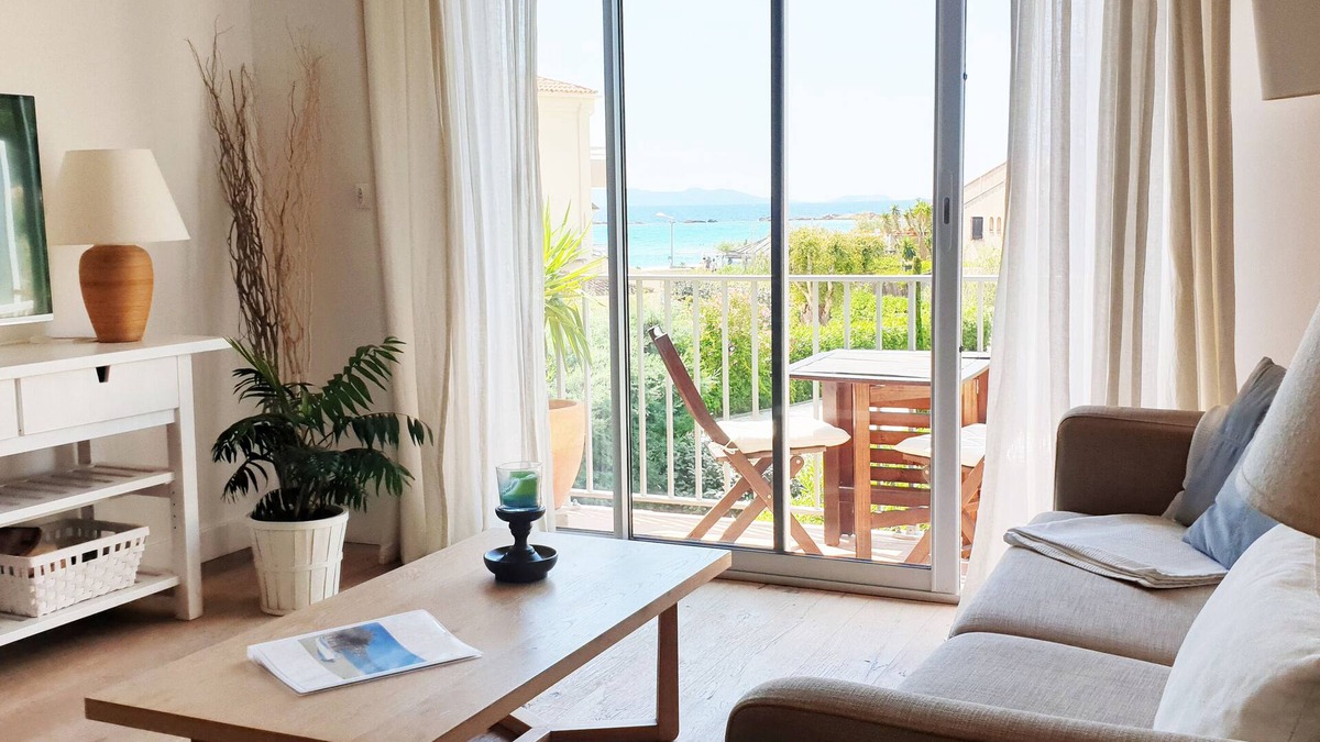 Le Lavandou Apartment | Breathtaking sea view apartment on St Clair Beach.