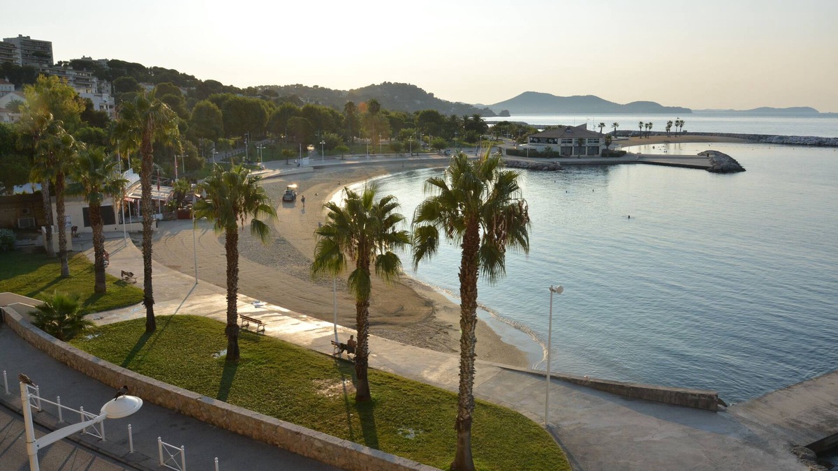 Le Mourillon Apartment | Breathtaking sea views, beach at your feet, lively residential area all year round.