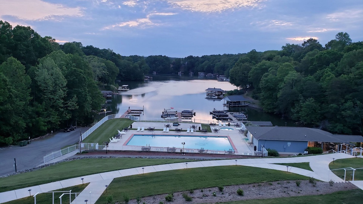 North Shore Condo | Breathtaking Sunset Views Over Smith Mountain Lake offers no stairs to condon