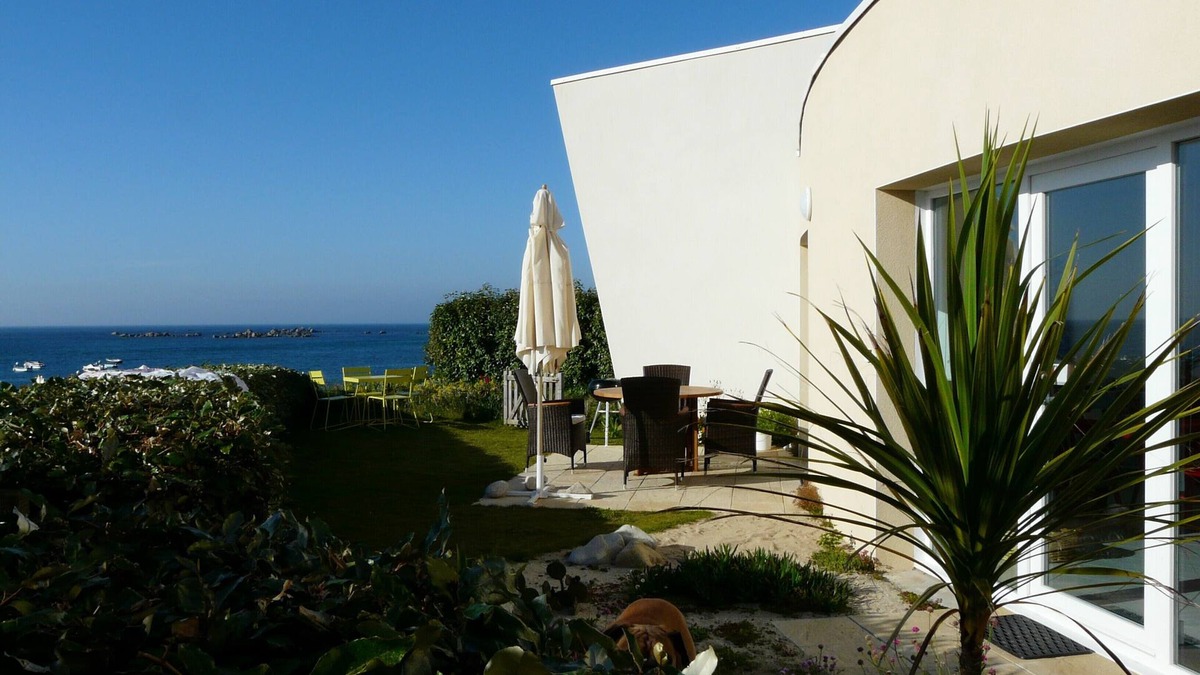 Cleder Apartment | Breathtaking view for this beautiful waterfront apartment.