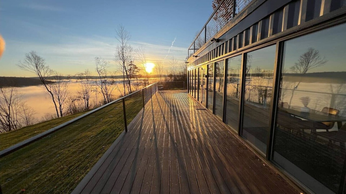 Little Valley Apartment | Breathtaking views, modern container design