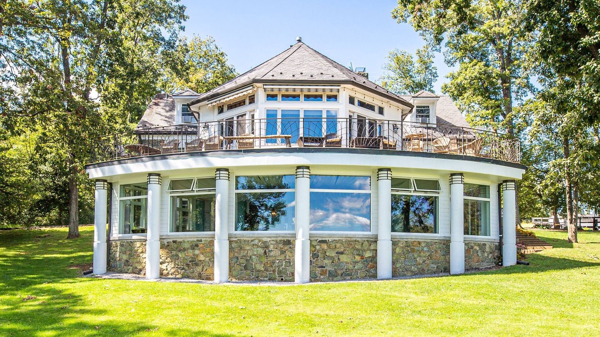 Bluemont House | Breathtaking View with an Indoor Pool