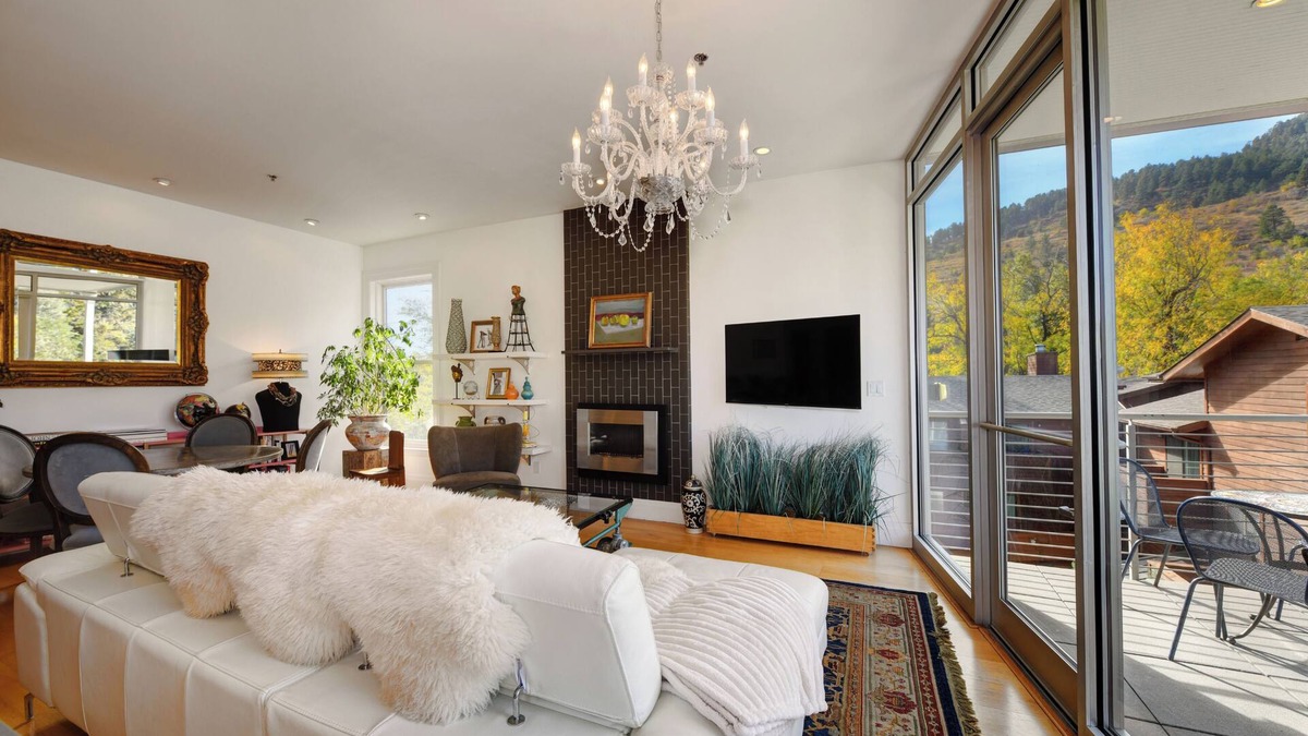 Flagstaff Apartment | Breathtaking Views! 15 minute walk to Pearl St. & 5 minutes to Hiking.