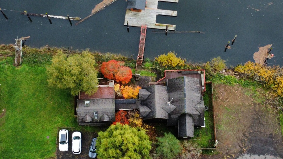 Nehalem House | Breathtaking Views at the Nehalem River Retreat
