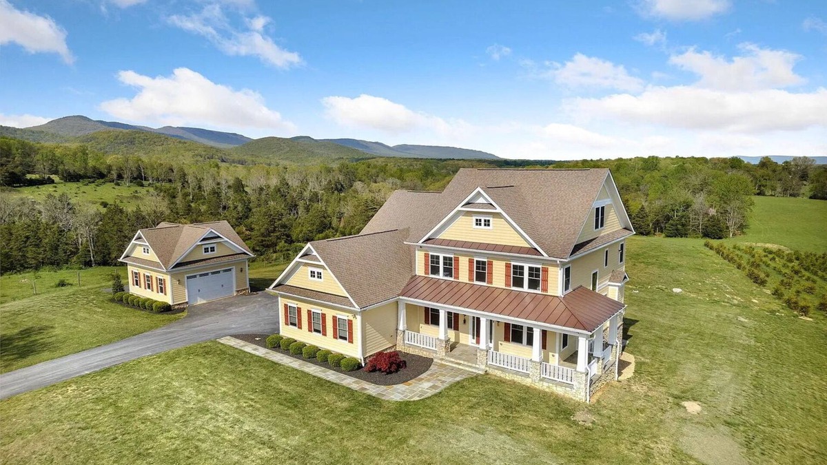 Edinburg House | Breathtaking Views Farmhouse Estate on 3 levels w/nearby activities year-round.