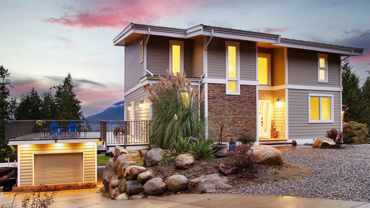 Sandy Hook House | Breathtaking views of the Porpoise Bay in the Sunshine Coast