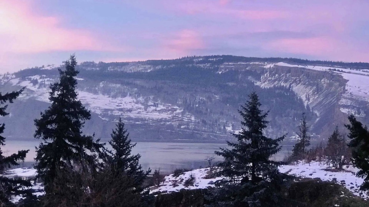 Mosier House | Breathtaking Views of the Columbia River and Syncline Hills