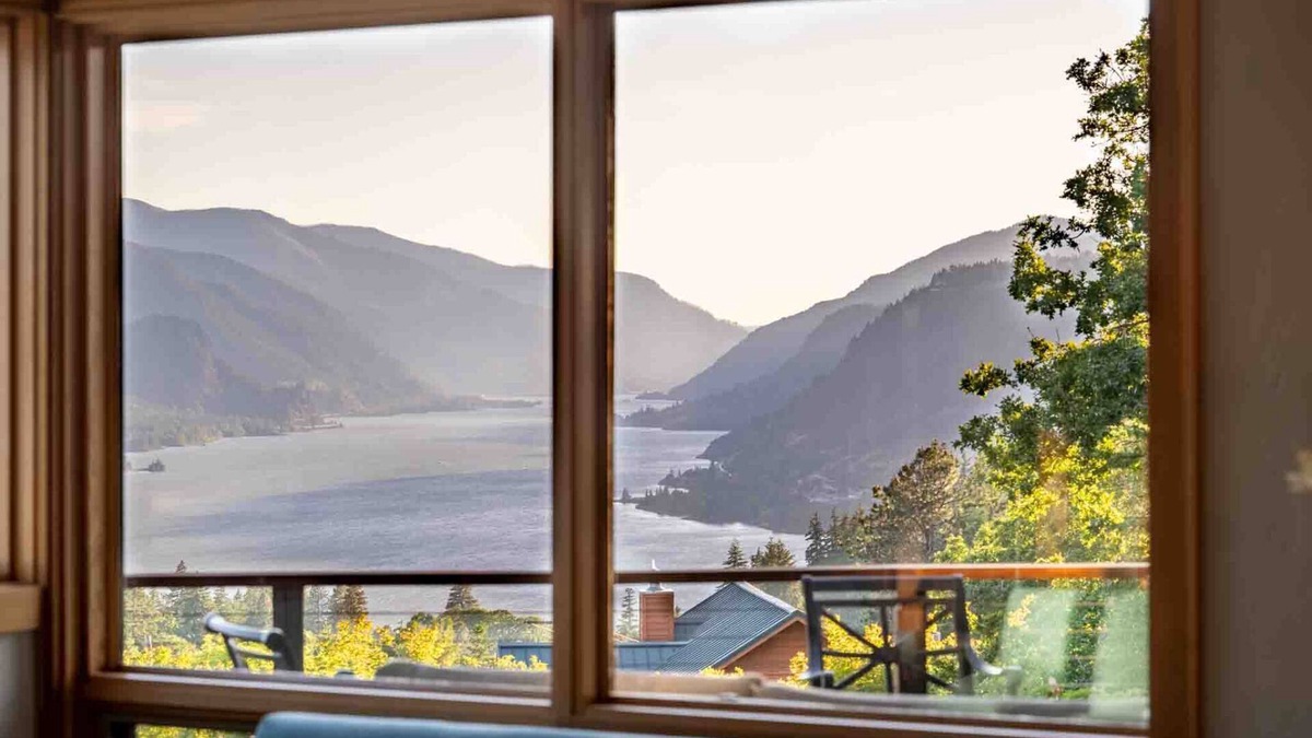White Salmon House | Breathtaking Views of Mt. Hood and Columbia Gorge, Huge Deck, Shuffleboard, Ping Pong, Trampoline