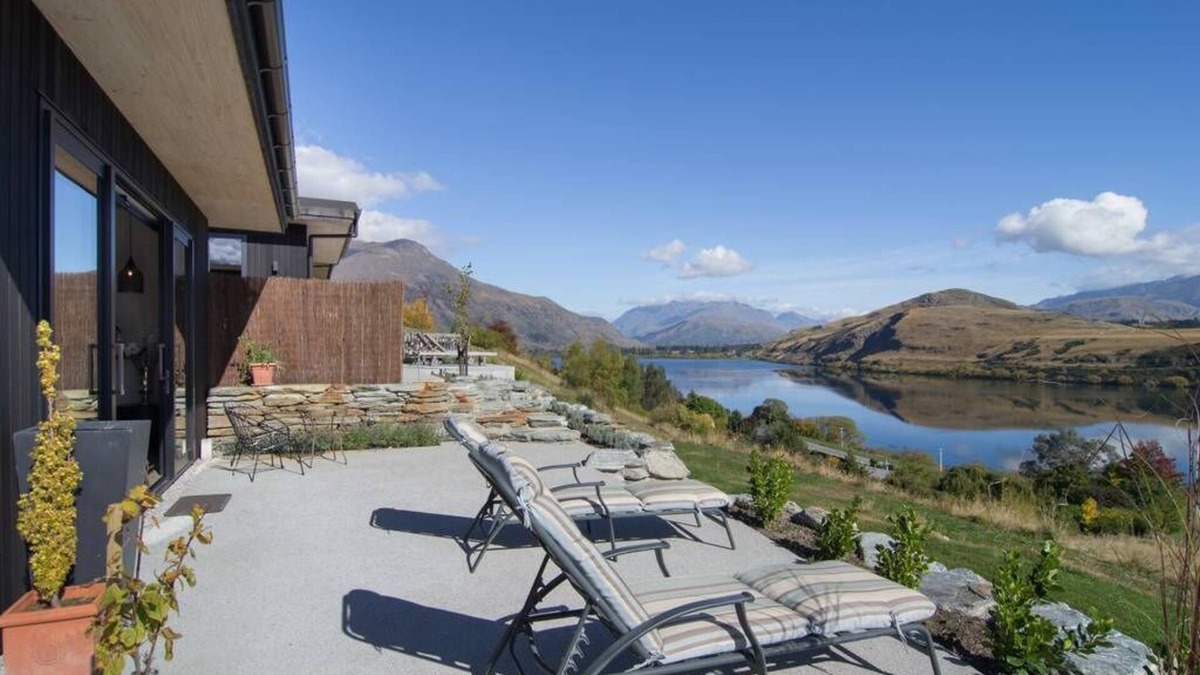 Lake Hayes House | BREATHTAKING VISTA overlooking Lake Hayes & surrounding mountains!