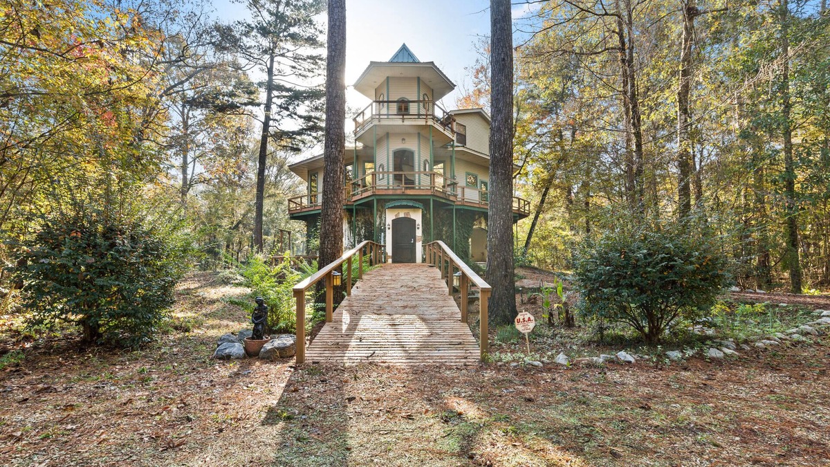 Folsom House | Breathtaking, Wooded River Retreat " Isle Of View"