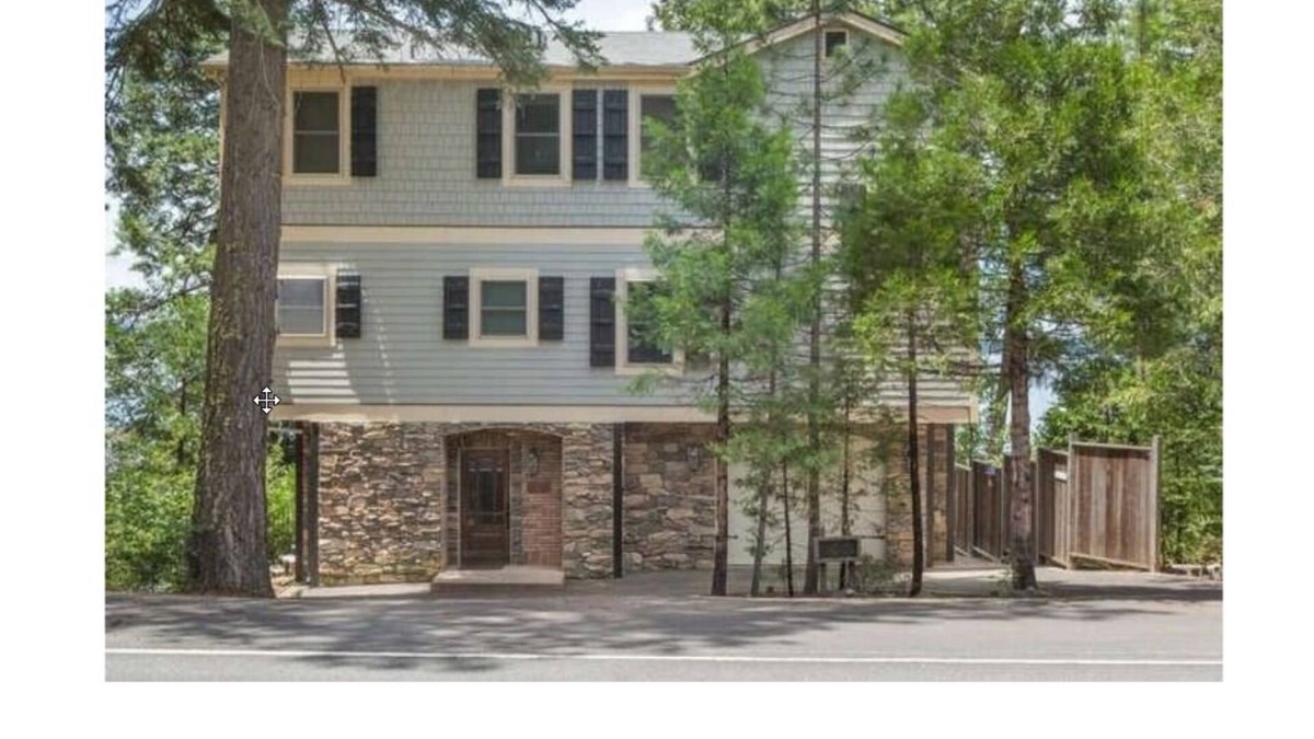 East Shore House | Breathtakingly beautiful views from this lakefront home!