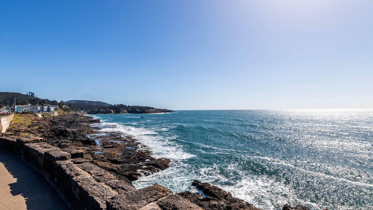Lincoln Beach House | Breeze On Inn