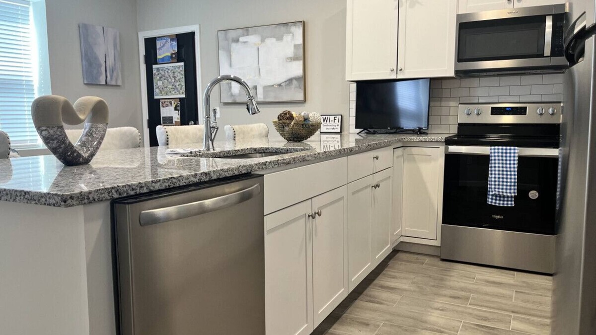 Newport Apartment | Breeze on Monmouth!