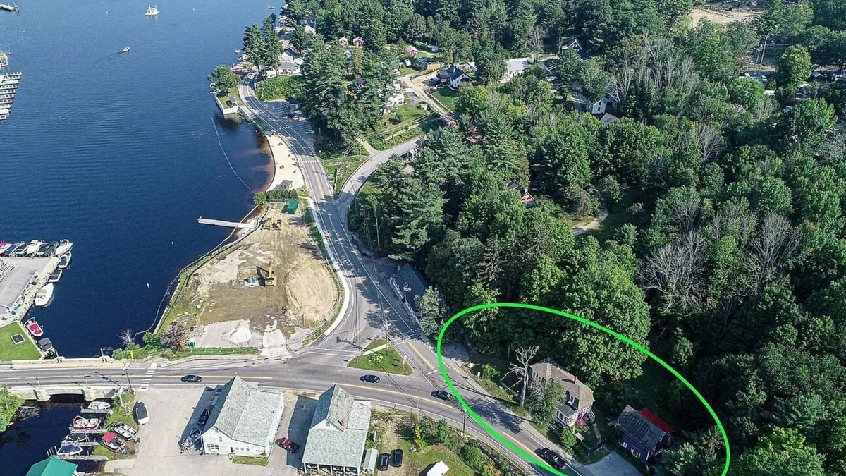 Alton House | Breezy Accommodations at Alton Bay. Walk to Town Beach and New Boat Ramp