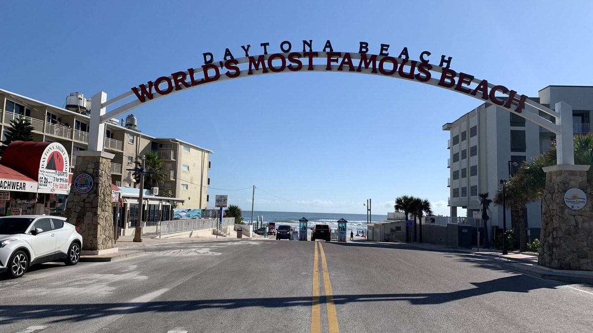 Daytona Beach Shores Apartment | Breezy Dolphin Beach Club, Studio Beach Front