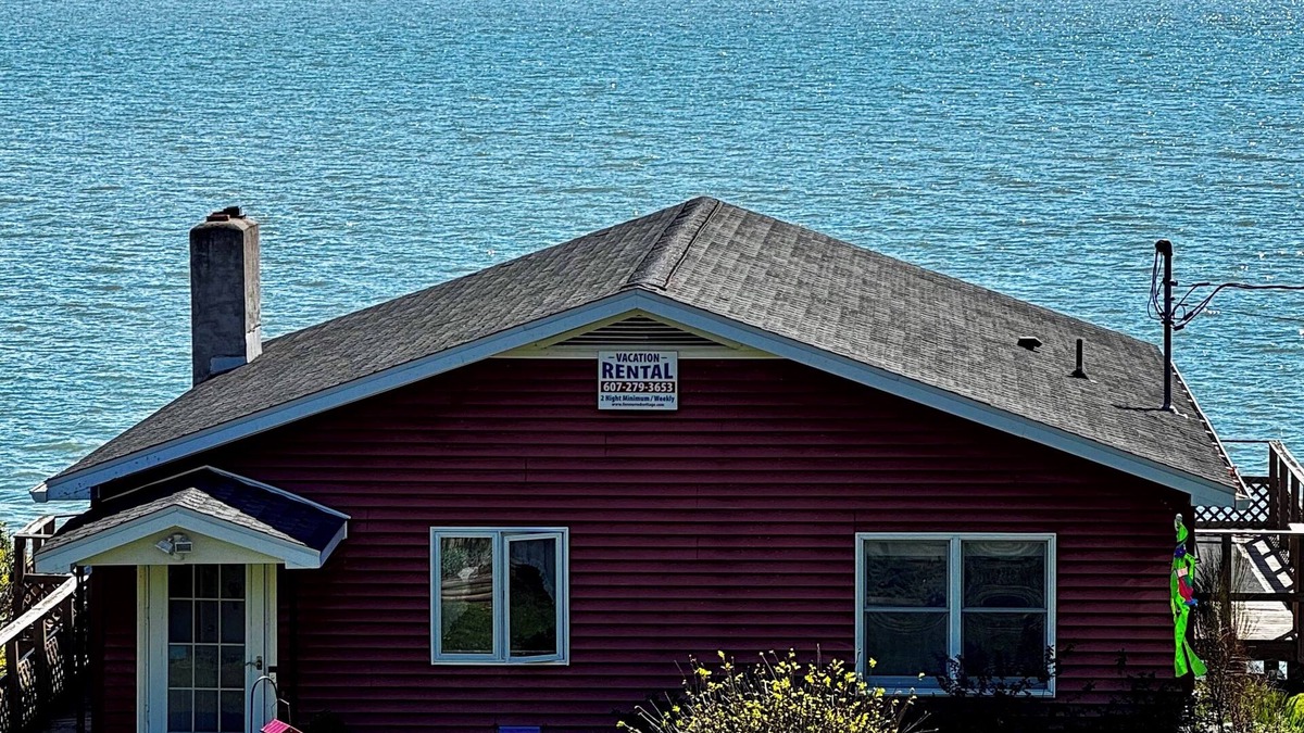 Seneca Falls House | Breezy Lake Front Living/One of a kind backyard/Fire pit/Kayaks/Nature/Wineries