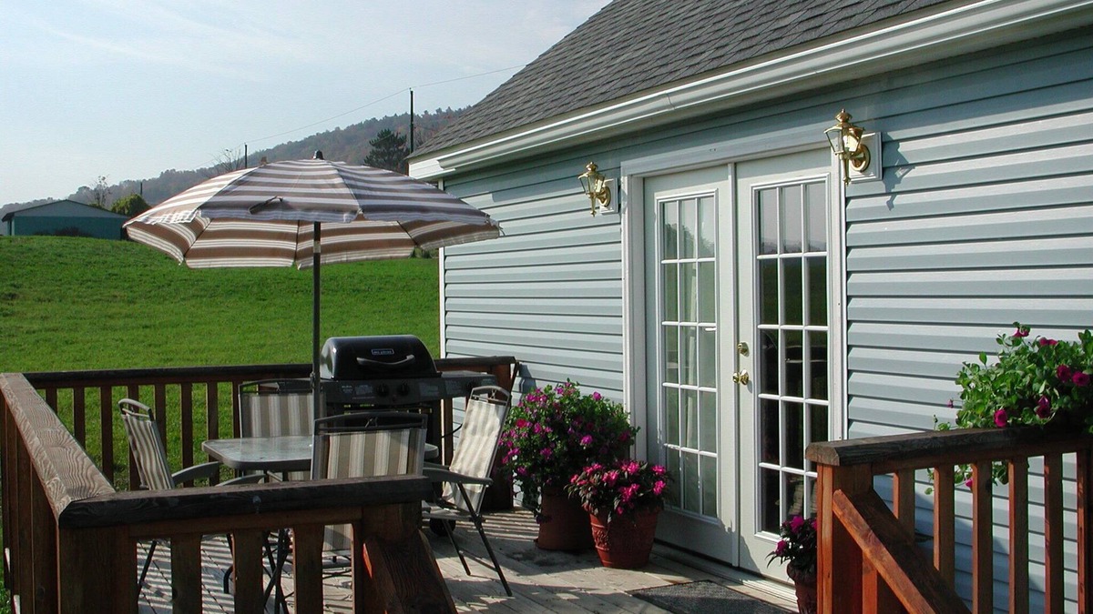 Milford Cottage | Breezy Meadow One Custom-built cottage, 1 of 2, under 1 mile from Dreams Park