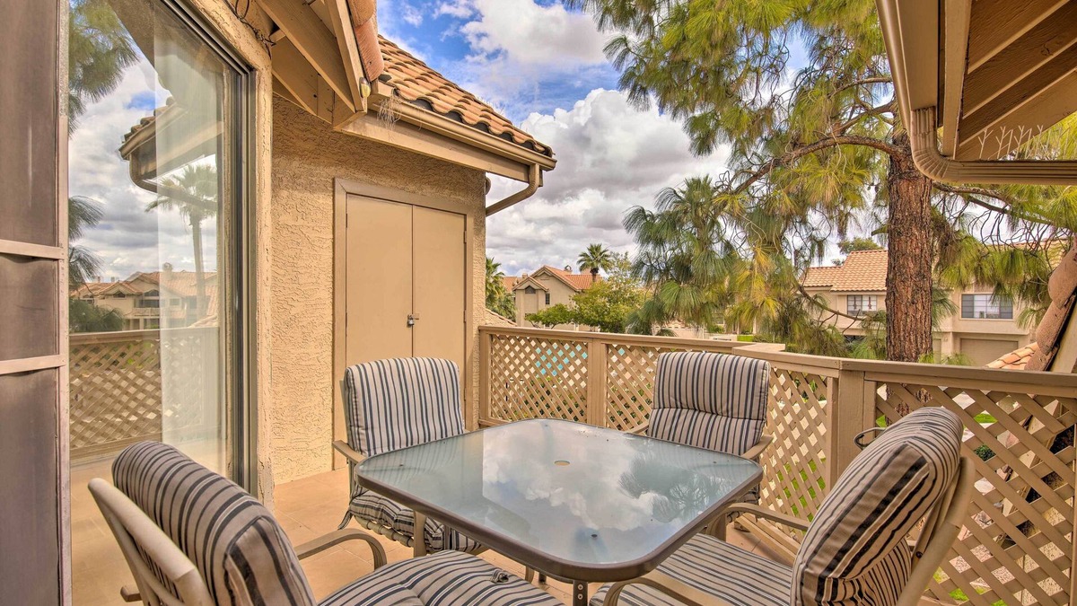 Mesa Condo | Breezy Mesa Condo w/Community Pool & Hot Tub!