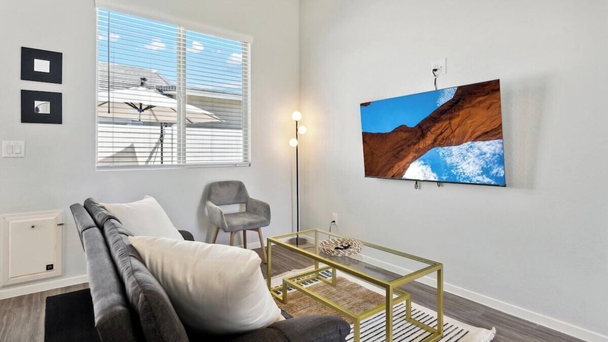Casa Grande Apartment | Breezy Modern House in Canopy at Cottonwood