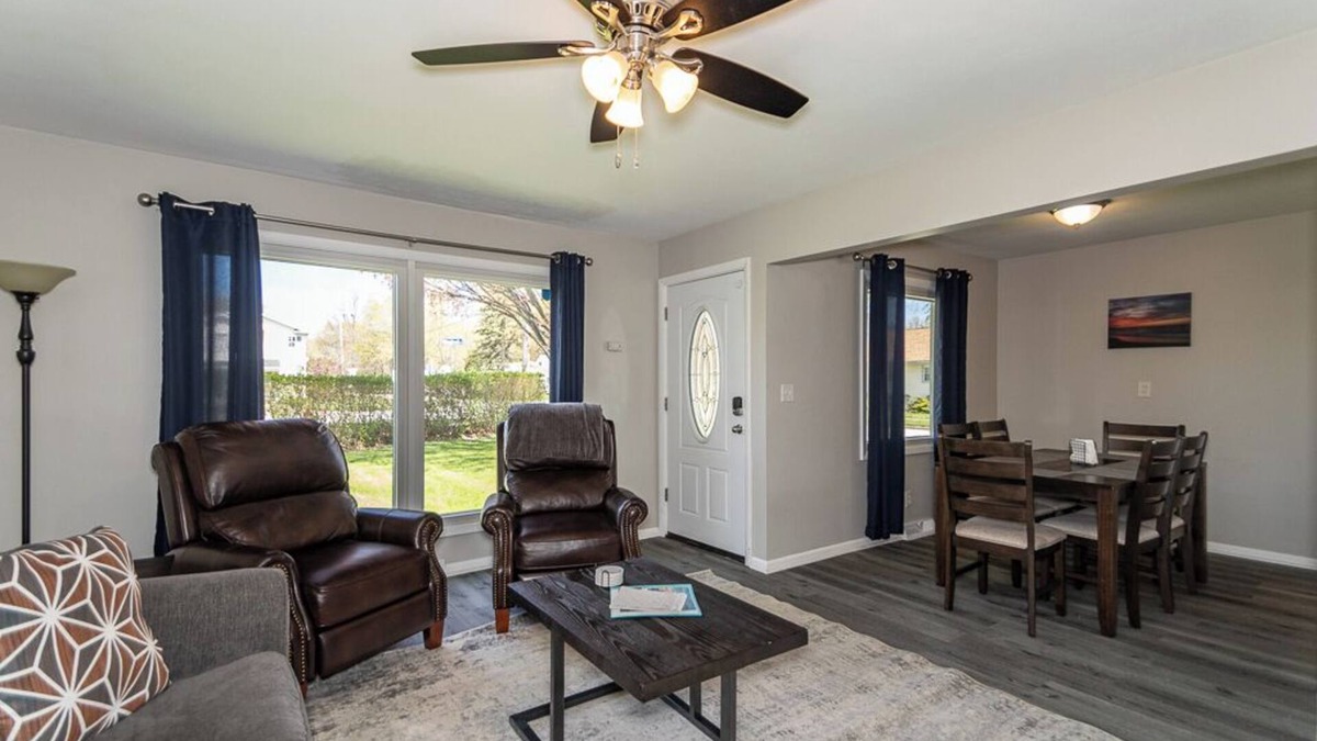 Mentor Headlands House | Breezy Paradise, 3 Bedroom with Shared Beach, King Bed