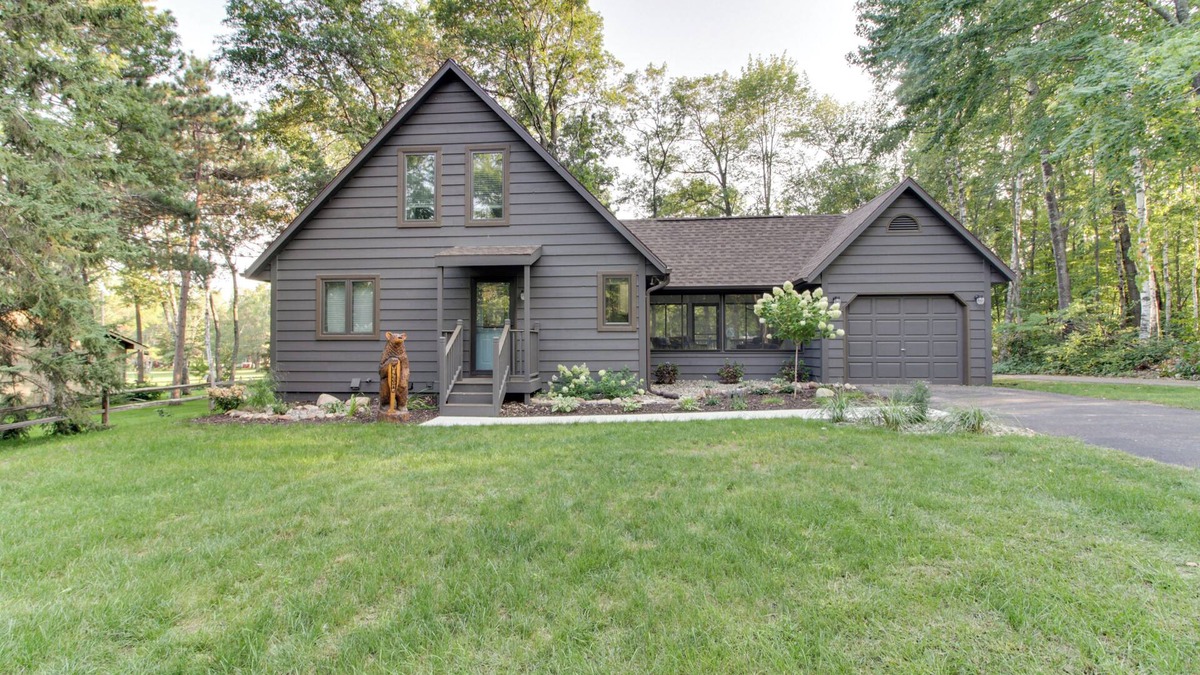 Breezy Point Cottage | Breezy Point Cabin: Deck w/Golf Course Views!