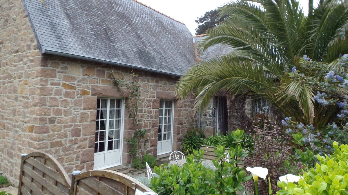 Plougrescant House | Breton house in large garden, close to the sea.