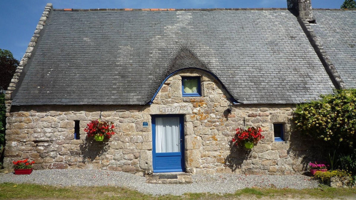 Riec-sur-Belon Cottage | Breton longère in Riec/Belon private garden near the sea,