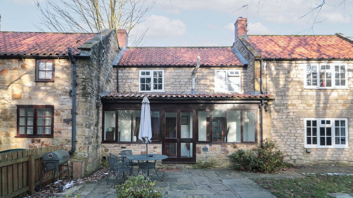 Cropton Cottage | BREWERS COTTAGE, pet friendly, with open fire in Pickering