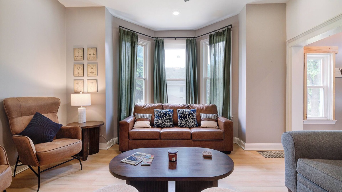 Brewers Hill House | Brewers Hill sleeps 16 hot tub arcade theater 4 bathrooms near fiserv & Brady