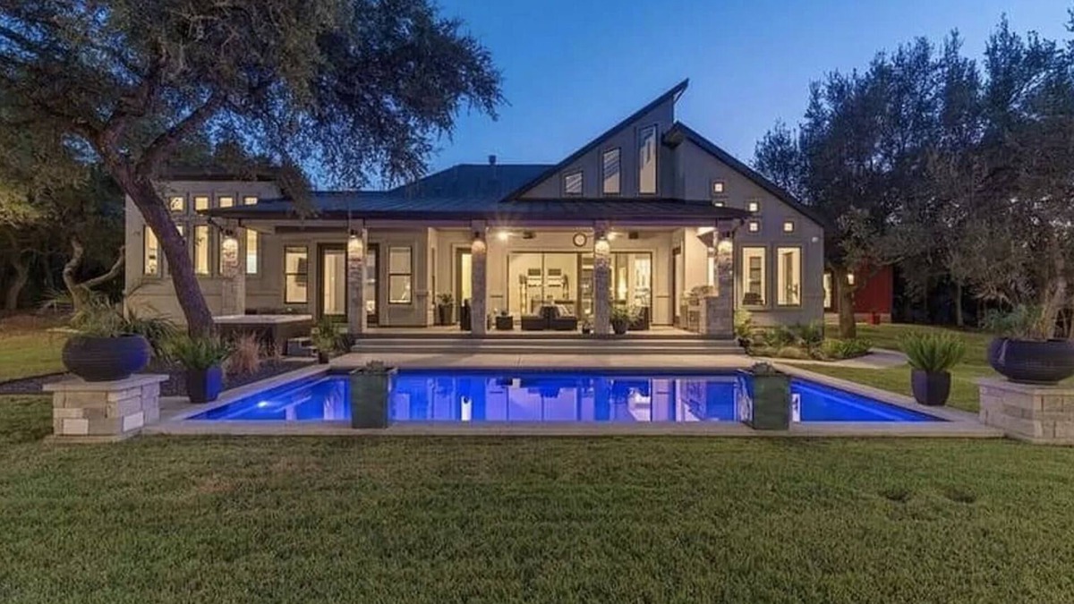 Austin Villa | Brewery District Villa with Heated pool, Game Room, Hot Tub, and more!