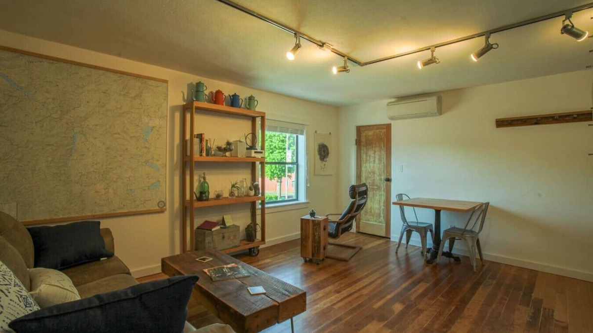 Oakridge Apartment | BrewPub Bungalow #1: Clean, Comfy, Convenient!
