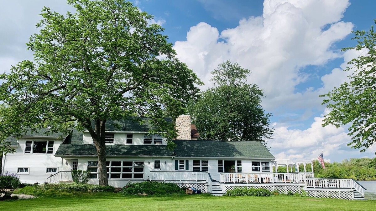 Whitmore Lake House | Brian Boru's White House Cttge On The Lake ~ Ann Arbor ~ Kayaks ~ Pontoon Avail
